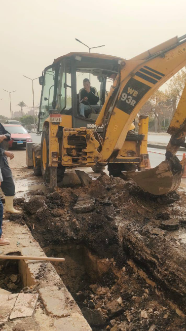 الانتهاء من أعمال إصلاح كسر ماسورة مياه بشارع القومية 