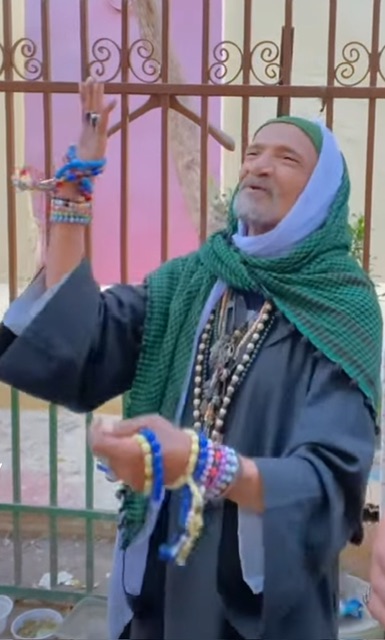 وفاة العم بكري اشهر عاشق للقطط بشوارع الأقصر