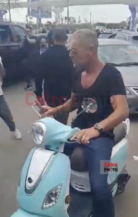 بالفيسبا.. تامر هجرس في جنازة حماة رامي صبري: ركبتها عشان أتفادى الزحمة.. والهوا حلو