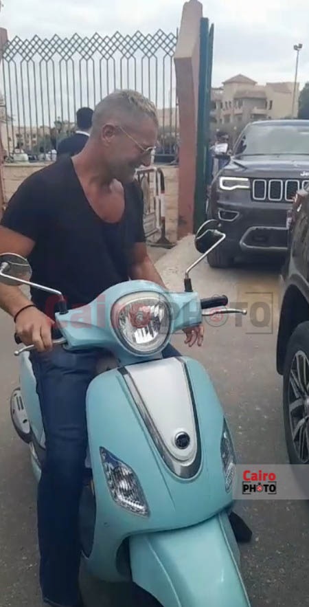 بالفيسبا.. تامر هجرس في جنازة حماة رامي صبري: ركبتها عشان أتفادى الزحمة.. والهوا حلو