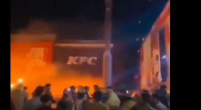 متظاهرون غاضبون في باكستان يحطّمون ويحرقون فرعًا لسلسلة مطاعم كنتاكي