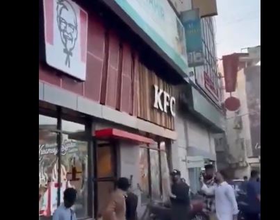 متظاهرون غاضبون في باكستان يحطّمون ويحرقون فرعًا لسلسلة مطاعم كنتاكي