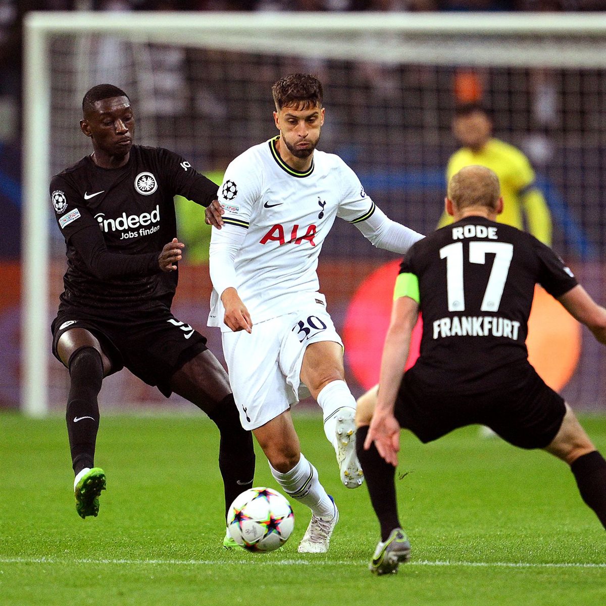  القنوات المفتوحة الناقلة لـ بث مباشر مباراة توتنهام ضد فرانكفورت اليوم في ذهاب ربع نهائي الدوري الأوروبي