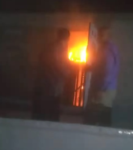 اندلاع حريق في كابينه الكهرباء أمام مستشفى أطفيح 