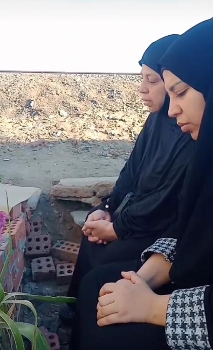 والدة الشاب من أمام قبره