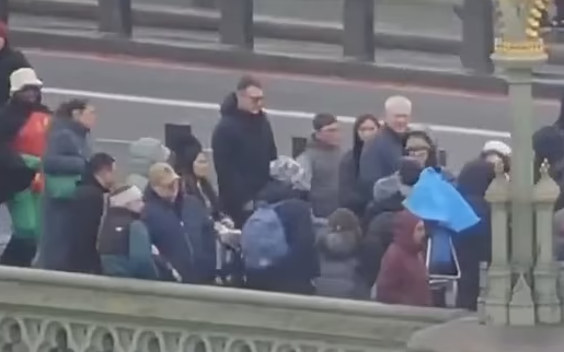 ضباط يرتدون زي شخصيتي باتمان وروبين