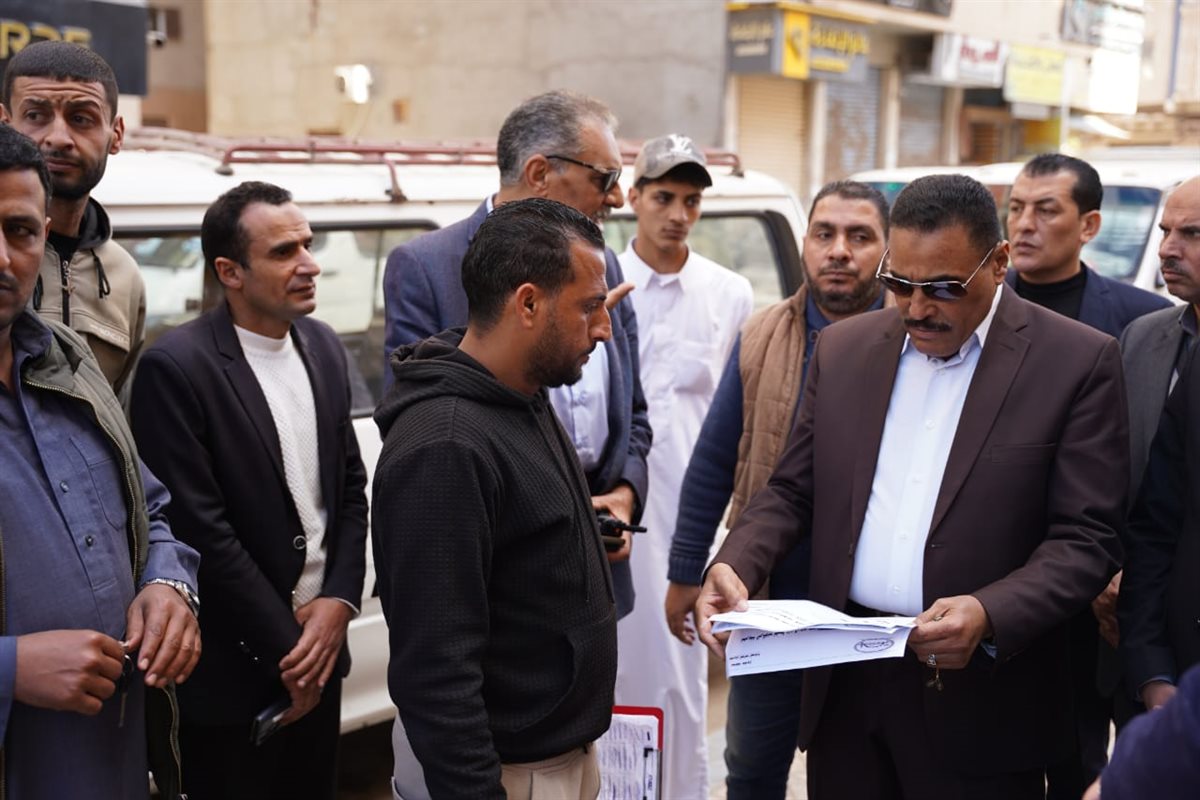 جانب من جولة محافظ مطروح على للاطمئنان على المواقف