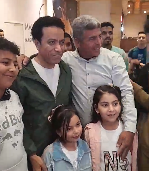 سامح حسين يلتقط الصور التذكارية مع جمهوره