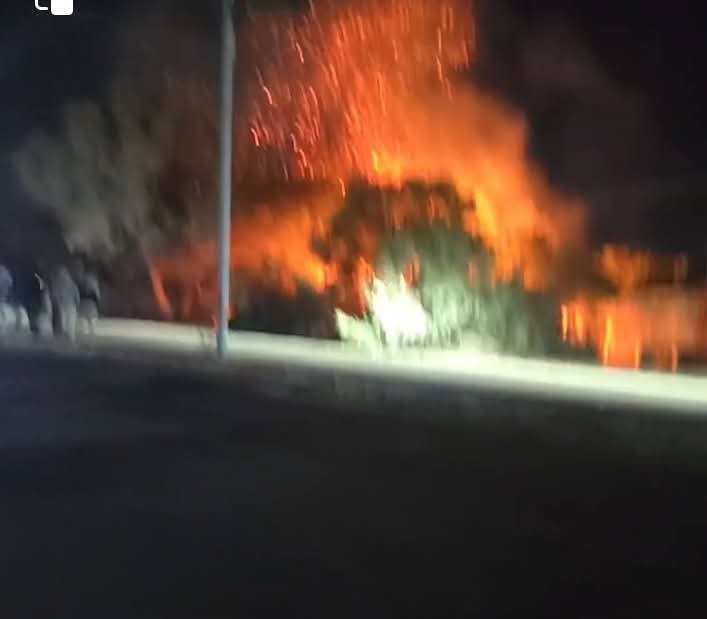 جانب من الحريق قبل السيطرة عليه 