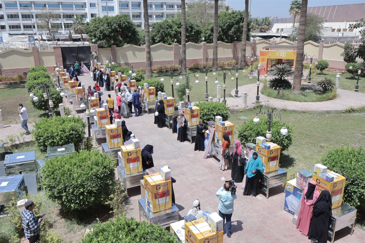 محافظ سوهاج يسلم 25 جهاز عروس للفتيات الأولى بالرعاية