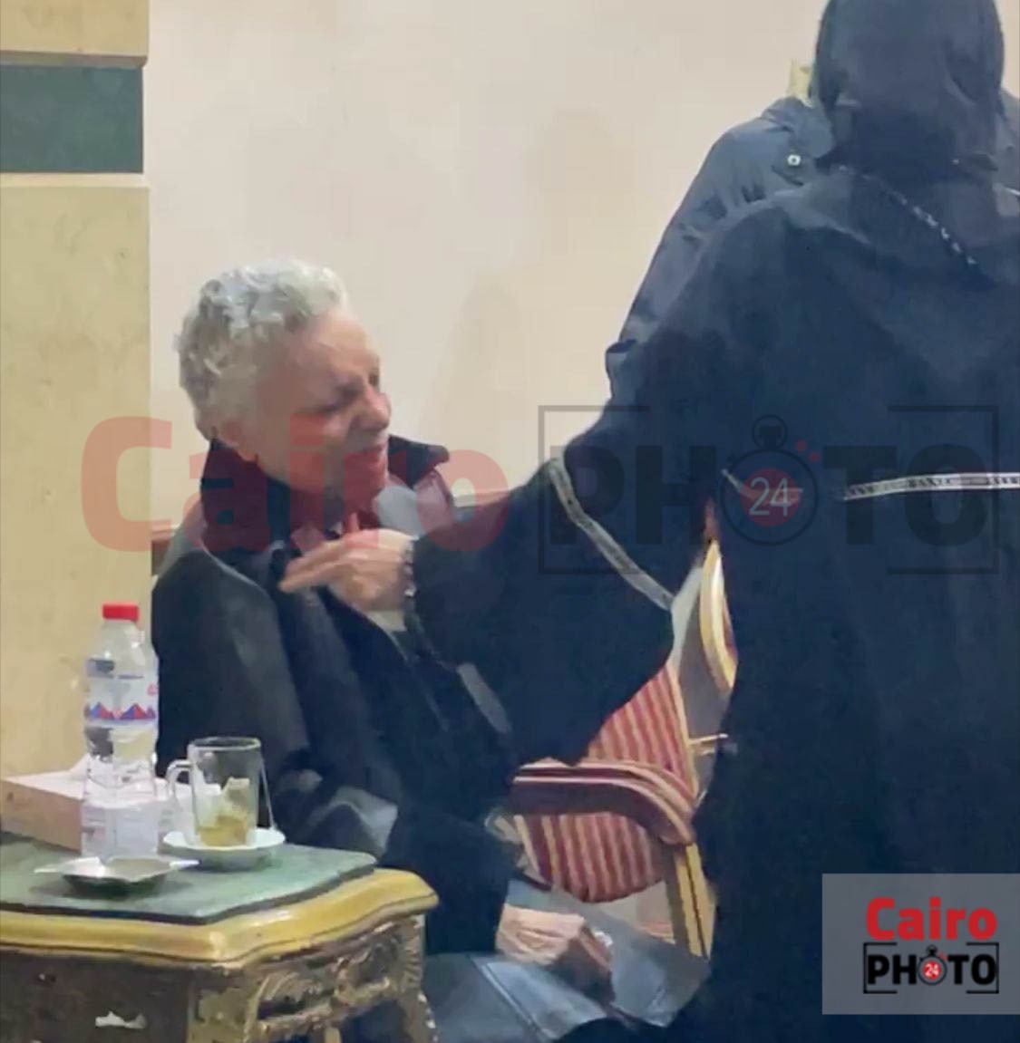 الحزن يسيطر على الفنانة عارفة عبد الرسول أثناء تلقيها عزاء زوجها 