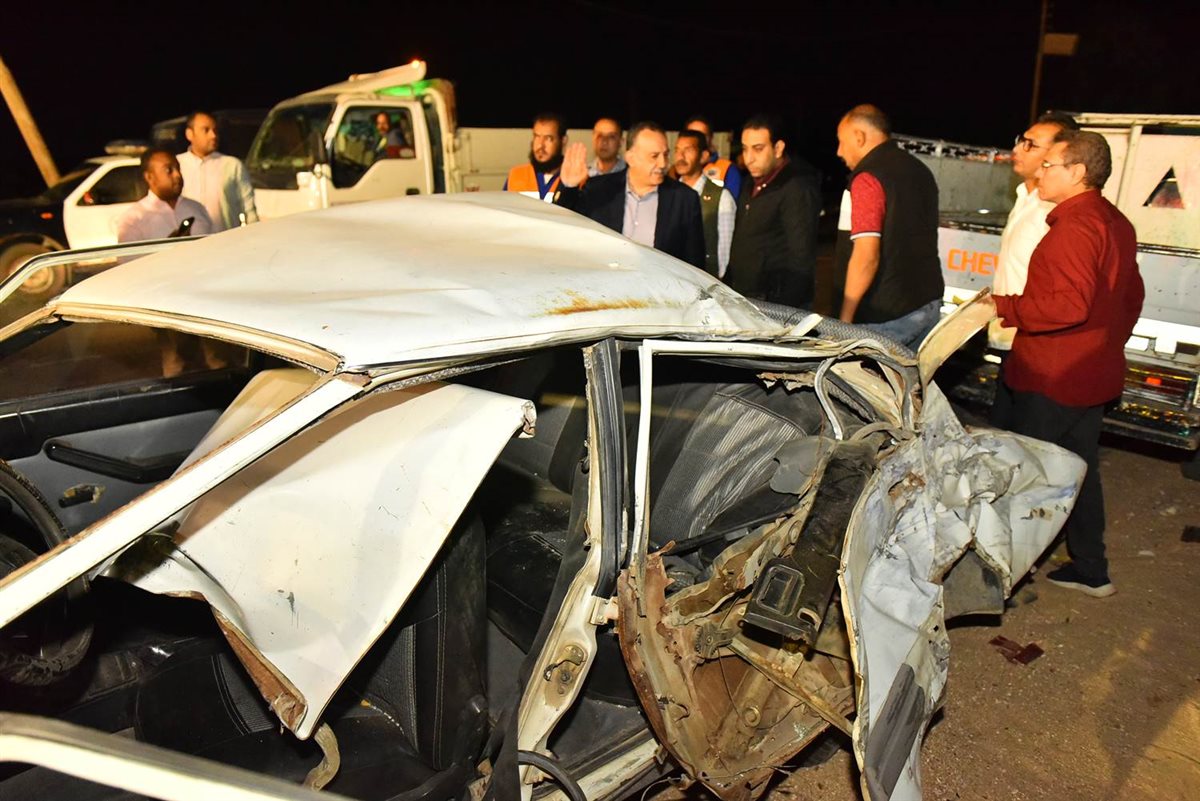 محافظ أسيوط يتفقد موقع حادث تصادم أتوبيس وسيارتين ملاكي بطريق عرب العوامر بأبنوب