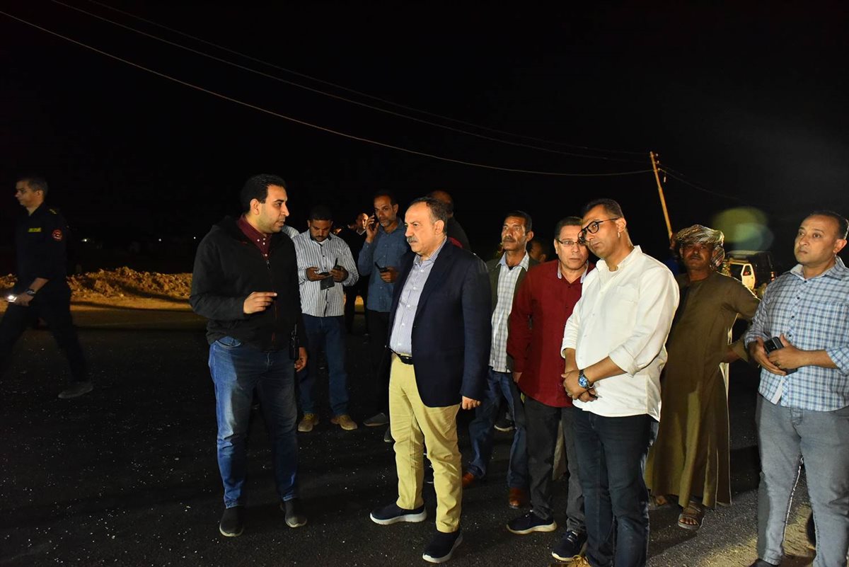 محافظ أسيوط يتفقد موقع حادث تصادم أتوبيس وسيارتين ملاكي بطريق عرب العوامر بأبنوب