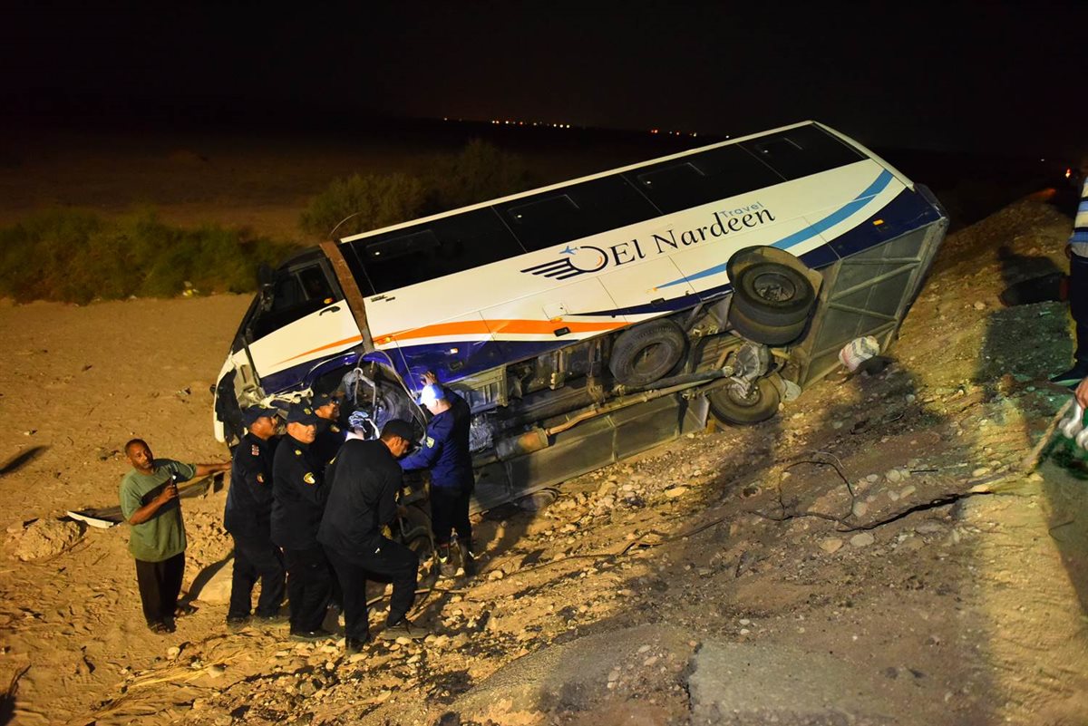 محافظ أسيوط يتفقد موقع حادث تصادم أتوبيس وسيارتين ملاكي بطريق عرب العوامر بأبنوب