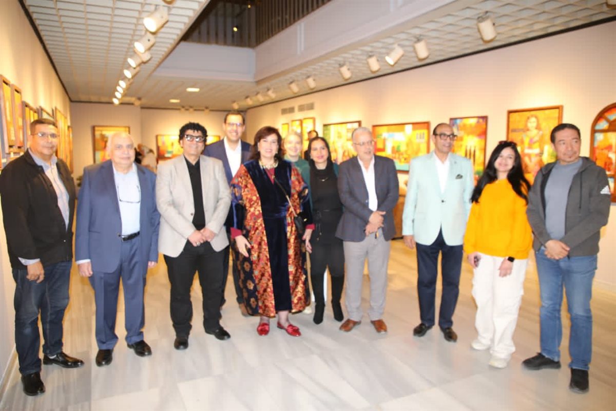 افتتاح رئيس الأوبرا لمعرض الفنانة أميمة السيسي