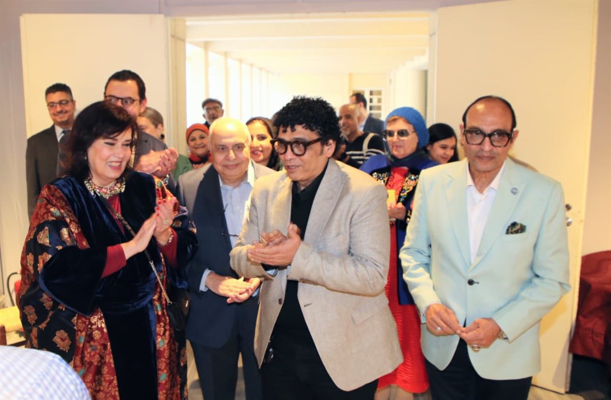 افتتاح رئيس الأوبرا لمعرض الفنانة أميمة السيسي