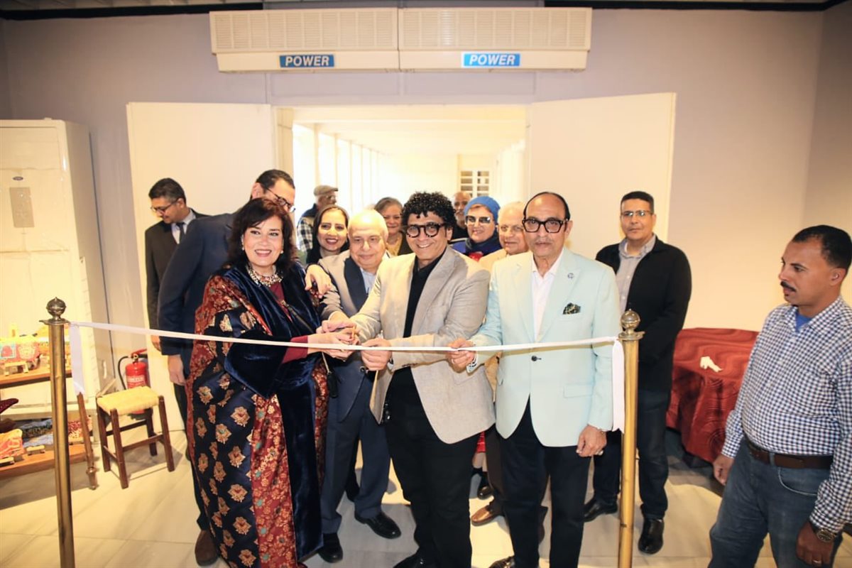 افتتاح رئيس الأوبرا لمعرض الفنانة أميمة السيسي