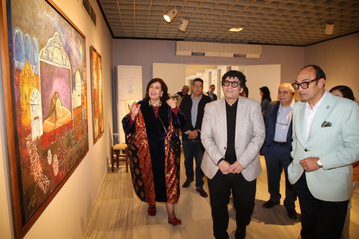افتتاح رئيس الأوبرا لمعرض الفنانة أميمة السيسي
