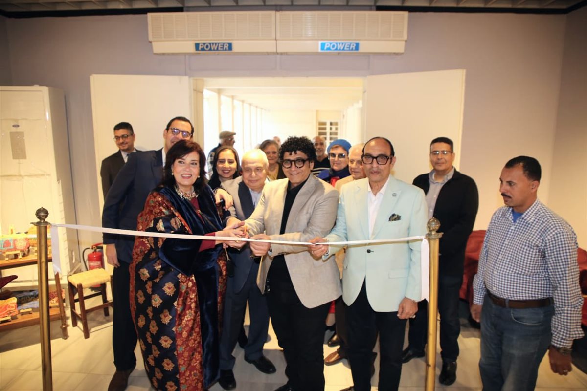 افتتاح رئيس الأوبرا لمعرض الفنانة أميمة السيسي