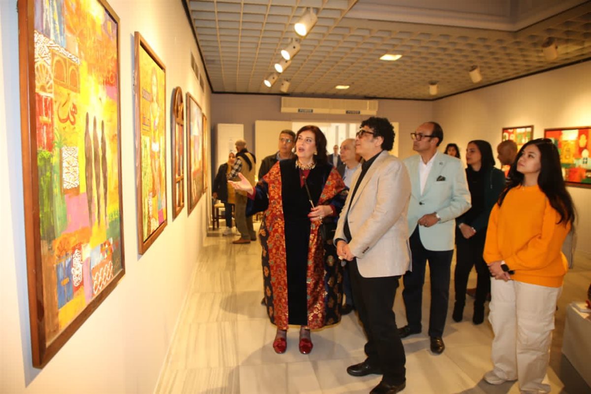 افتتاح رئيس الأوبرا لمعرض الفنانة أميمة السيسي