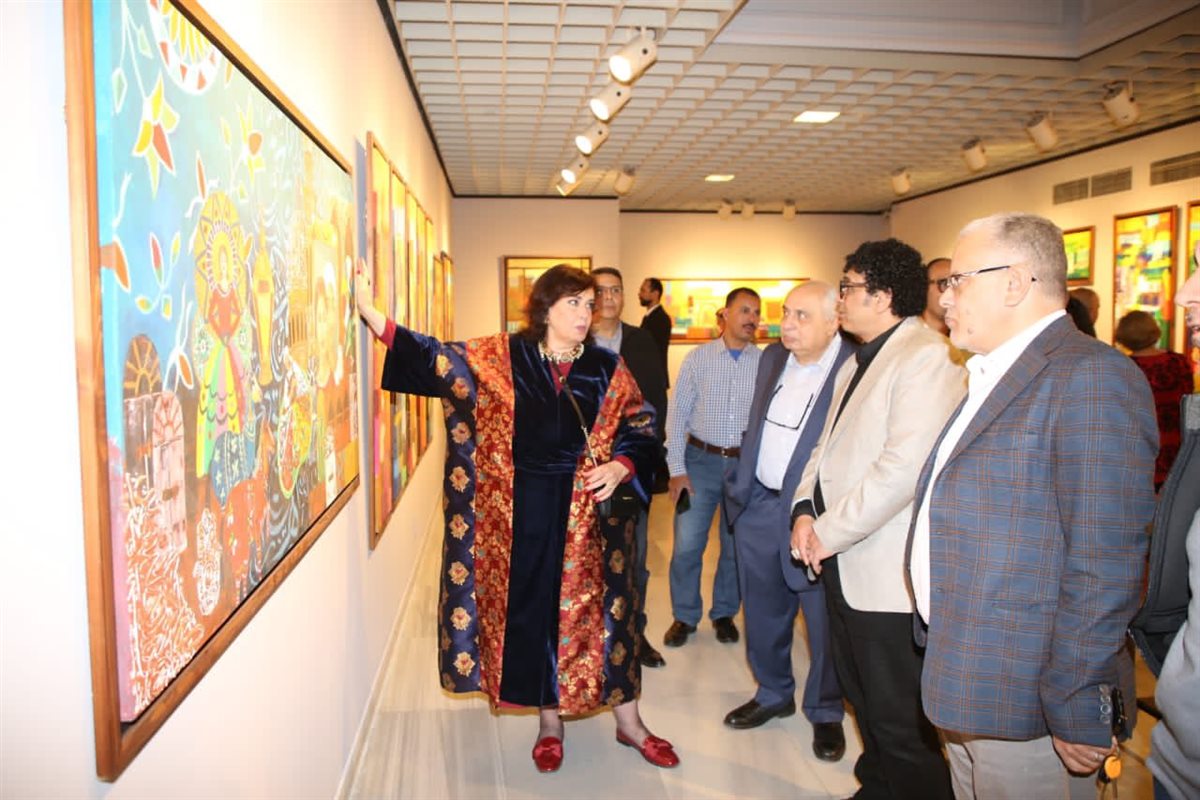 افتتاح رئيس الأوبرا لمعرض الفنانة أميمة السيسي