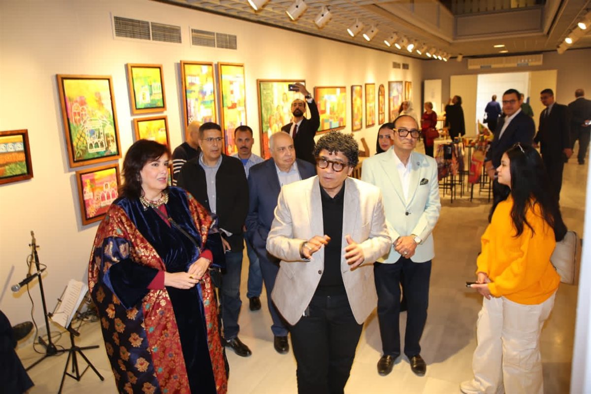افتتاح رئيس الأوبرا لمعرض الفنانة أميمة السيسي