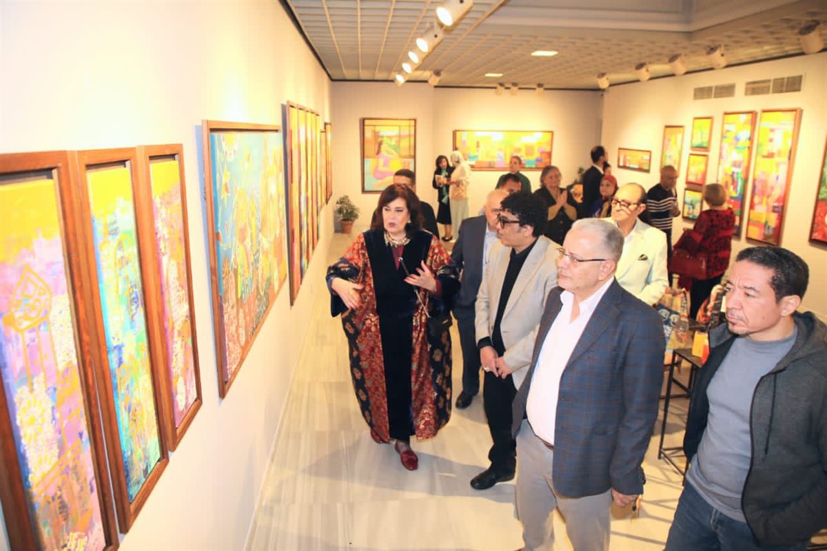 افتتاح رئيس الأوبرا لمعرض الفنانة أميمة السيسي