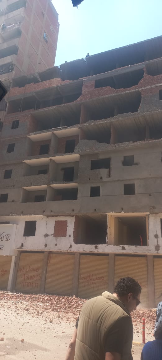 البدء في إزالة عقار مخالف بالكامل من 8 طوابق بعين شمس
