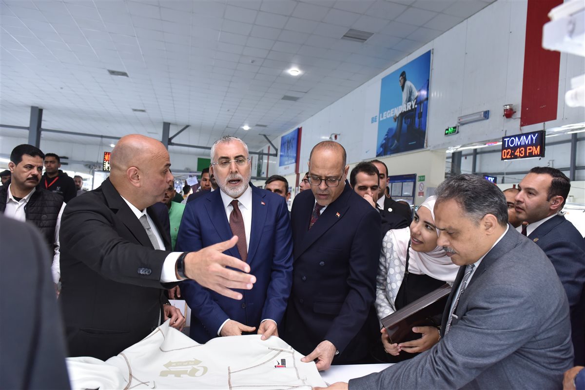 وزير العمل يصطحب نظيره التركي في زيارة إلى شركة جيد تكستايل