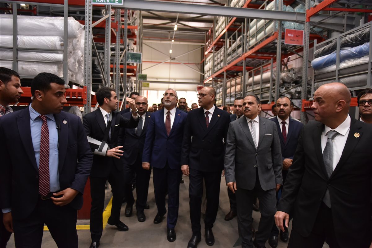 وزير العمل يصطحب نظيره التركي في زيارة إلى شركة جيد تكستايل