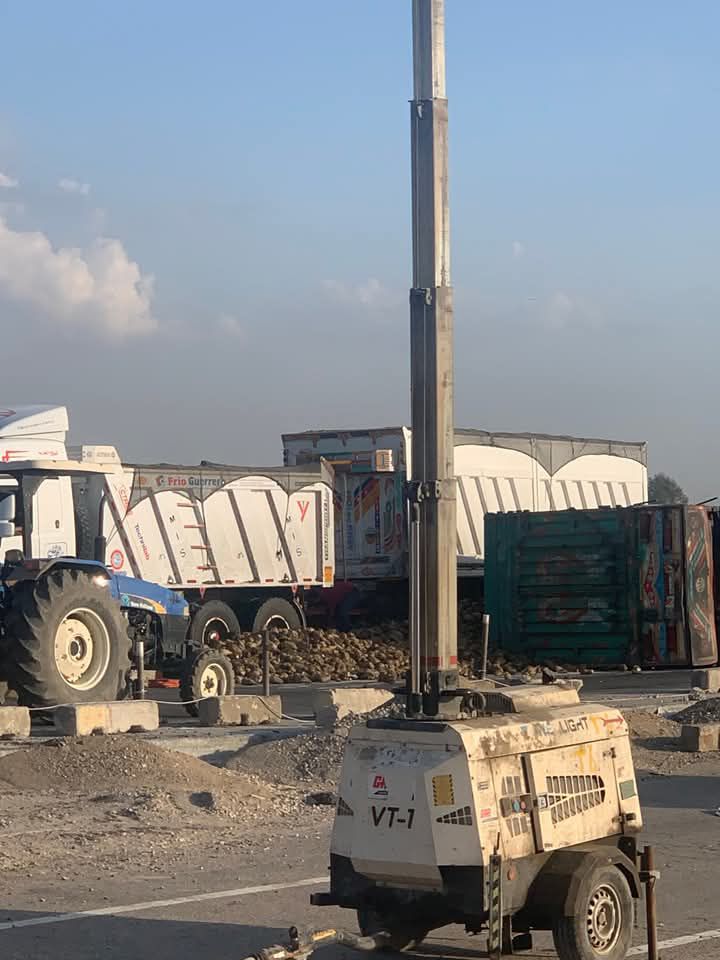 انقلاب مقطورة بنجر على الطريق الإقليمي يعطل حركة المرور في الاتجاهين