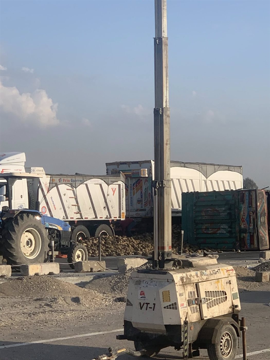 انقلاب مقطورة بنجر على الطريق الإقليمي يعطل حركة المرور في الاتجاهين