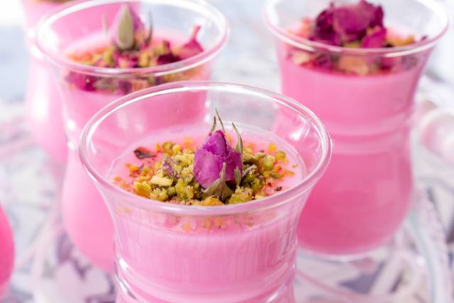 وصفة جديدة وغير مكلفة.. طريقة عمل مهلبية ورد بوصفة سحرية