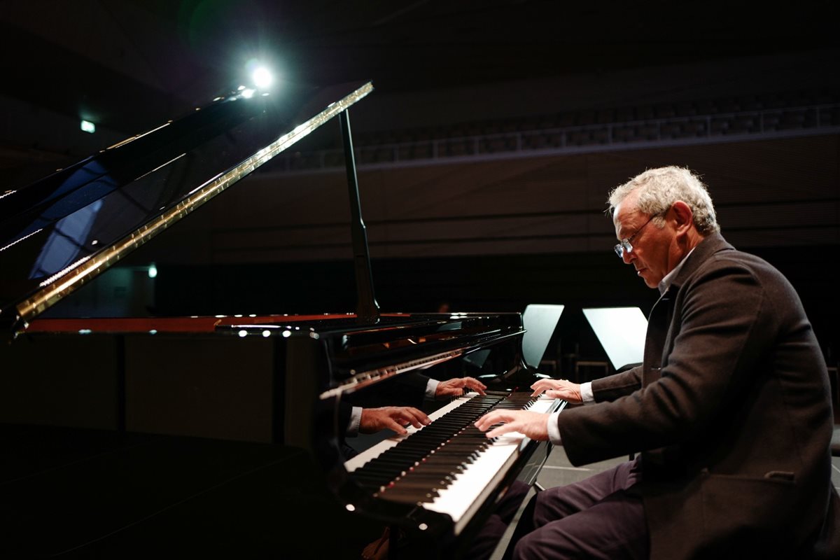 الملياردير سميح ساويرس يعزف في الأوبرا لصالح لاجئين غزة