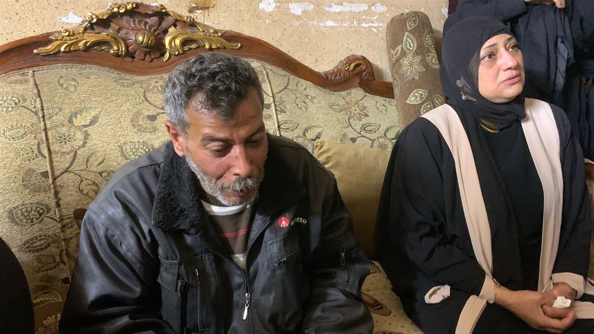 أسرة الشاب المتوفي 