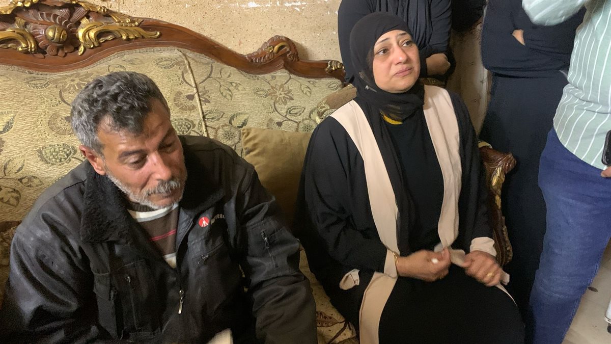 أسرة الشاب المتوفي 