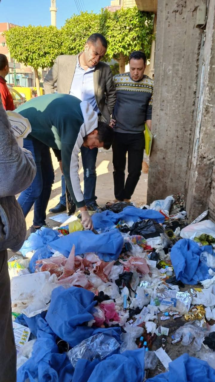 نفايات خطرة ملقاه بأحد شوارع المنوفية