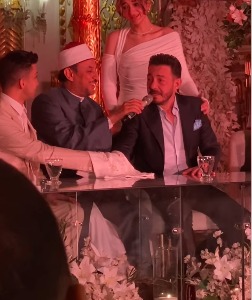 فلذة كبدي.. بكاء وتأثر أحمد زاهر أثناء عقد قران ابنته على هشام جمال