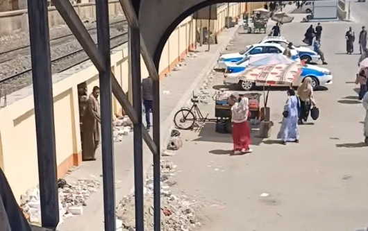 معابر غير شرعية بمسار السكك الحديدية