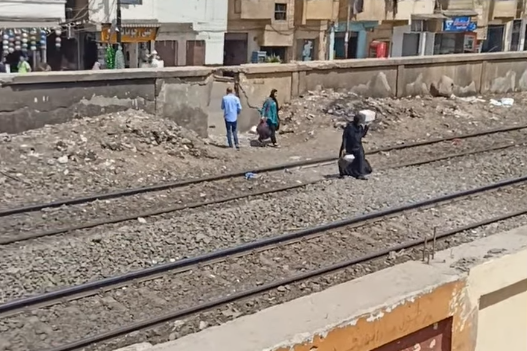 معابر غير شرعية بمسار السكك الحديدية