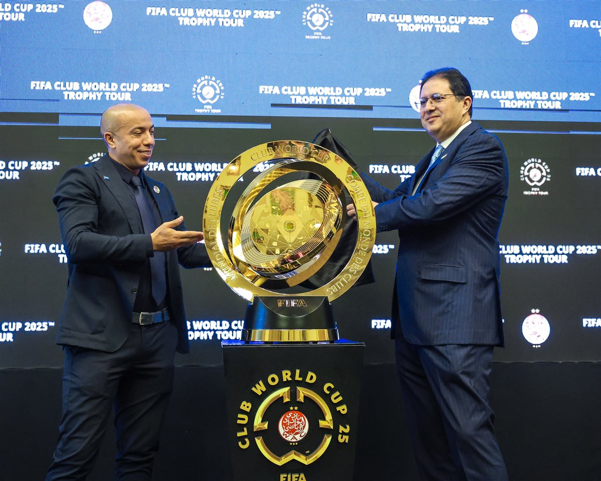 درع كأس العالم للأندية يصل مقر الوداد المغربي