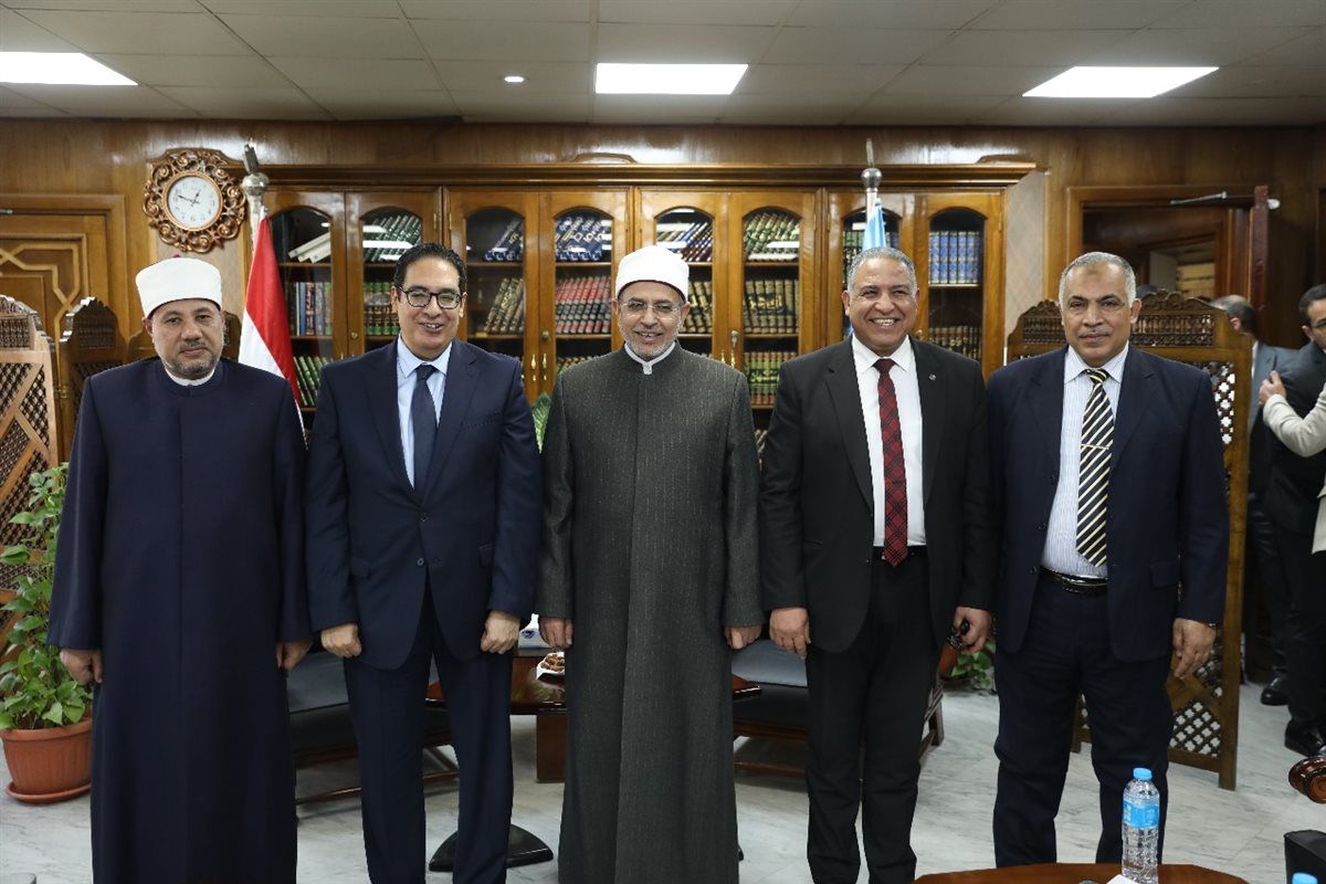 رئيس جامعة القاهرة يقدم واجب العزاء في وفاة والد رئيس جامعة الأزهر