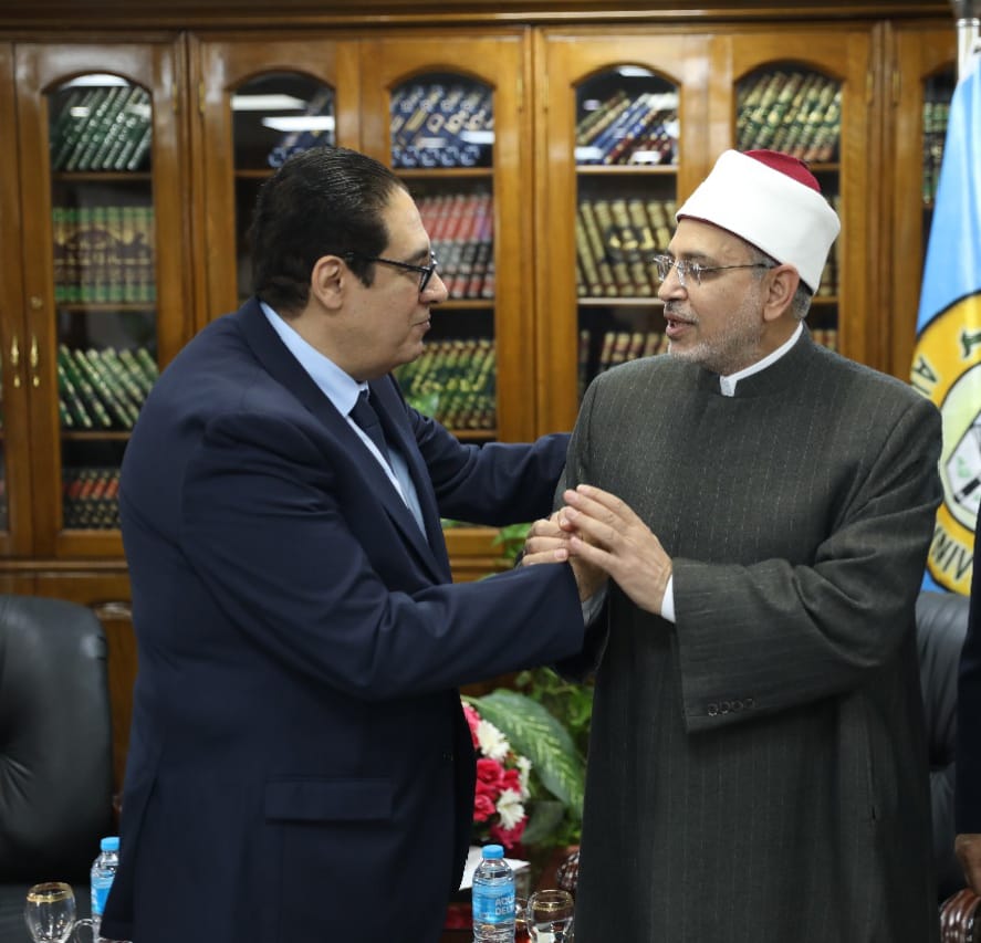 رئيس جامعة القاهرة يقدم واجب العزاء في وفاة والد رئيس جامعة الأزهر