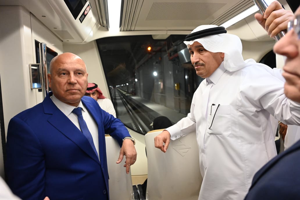 الفريق كامل الوزير يستقل مترو أنفاق الرياض