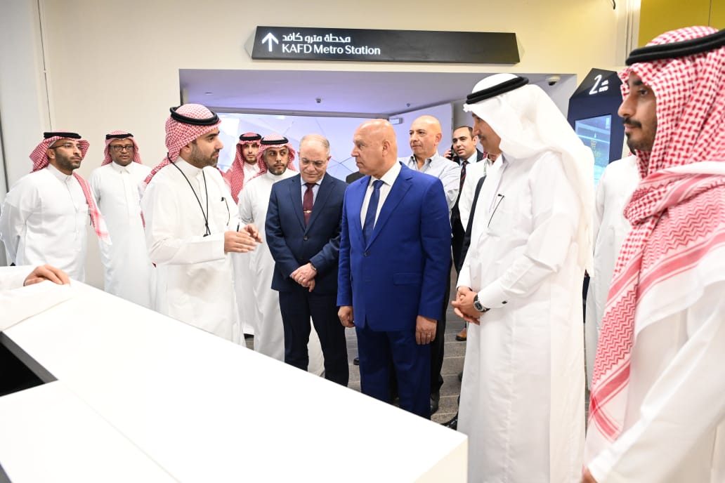 الفريق كامل الوزير يستقل مترو أنفاق الرياض