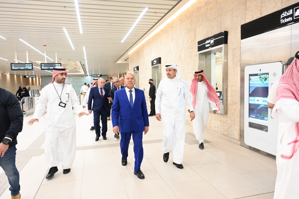 الفريق كامل الوزير يستقل مترو أنفاق الرياض