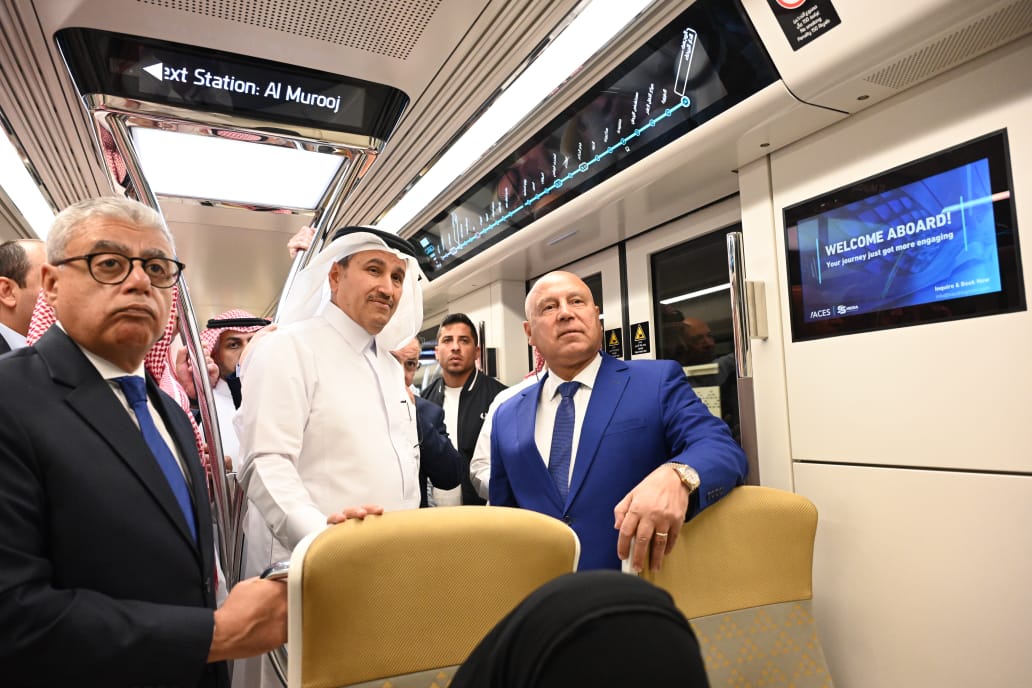 الفريق كامل الوزير يستقل مترو أنفاق الرياض