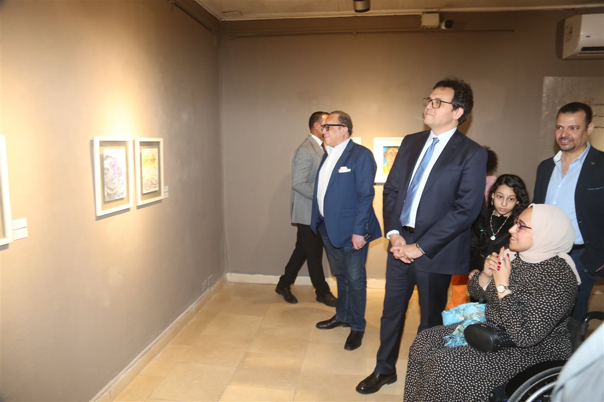 الوزير يتفقد المعارض