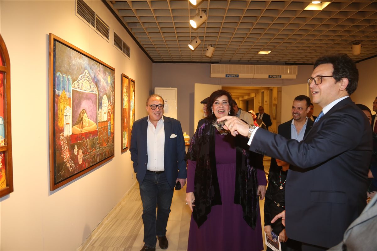 الوزير يتفقد المعارض