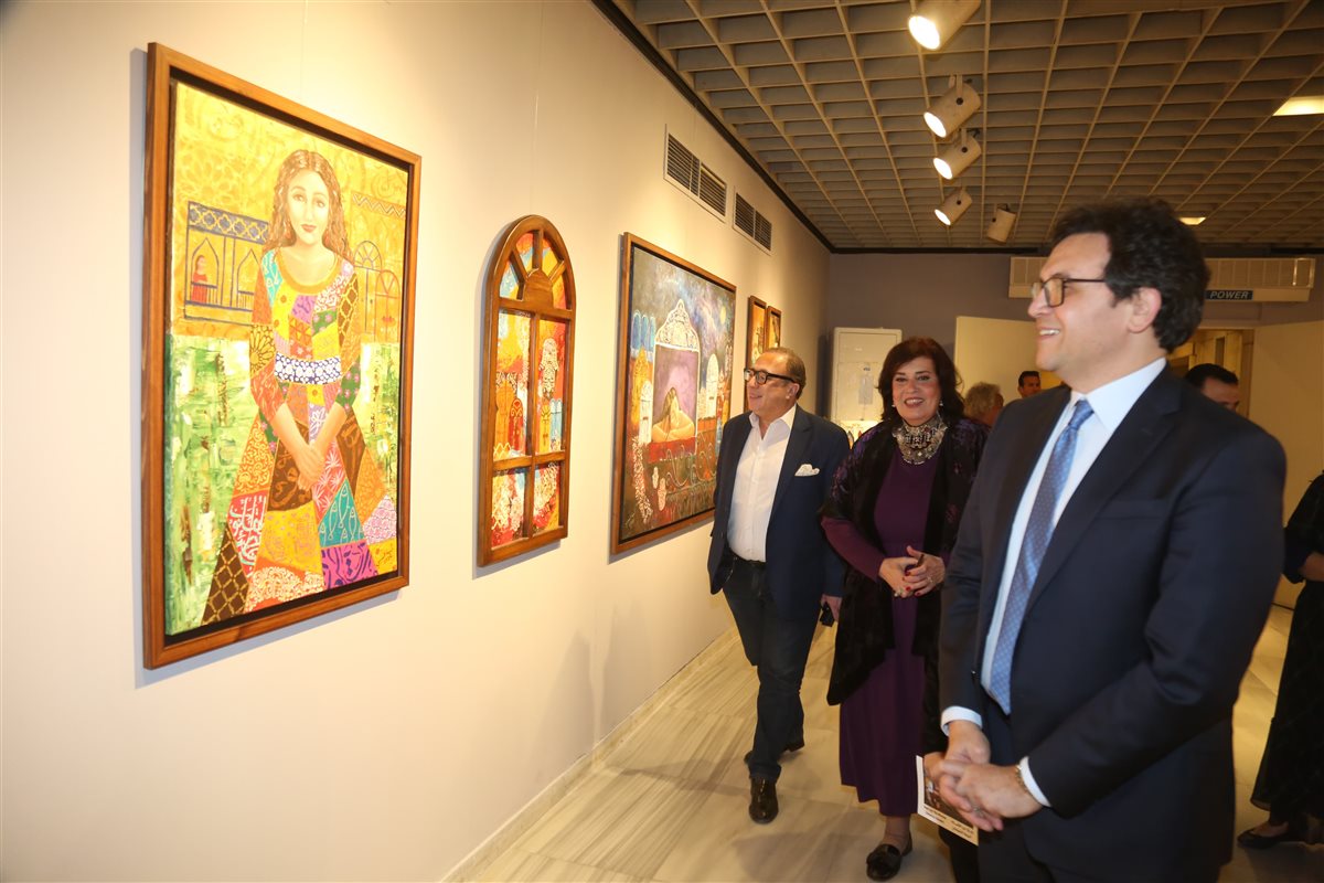 الوزير يتفقد المعارض